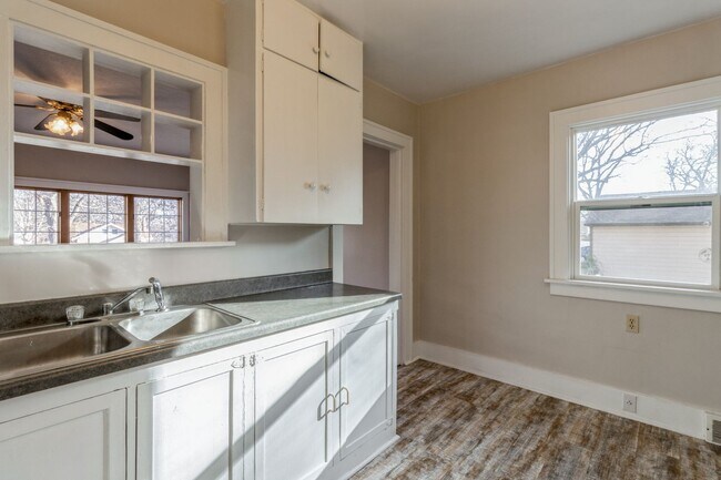 Building Photo - CLOSE TO BEAVERDALE!! 2 Bed, 1 Bath Home in Des Moines