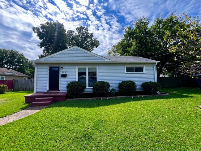 Primary Photo - Cute single family home in the heart of th...