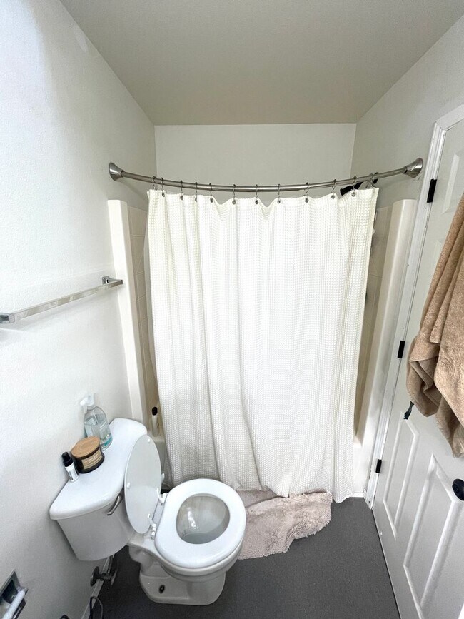 Building Photo - Remodeled 3-Bedroom Duplex Home in North G...