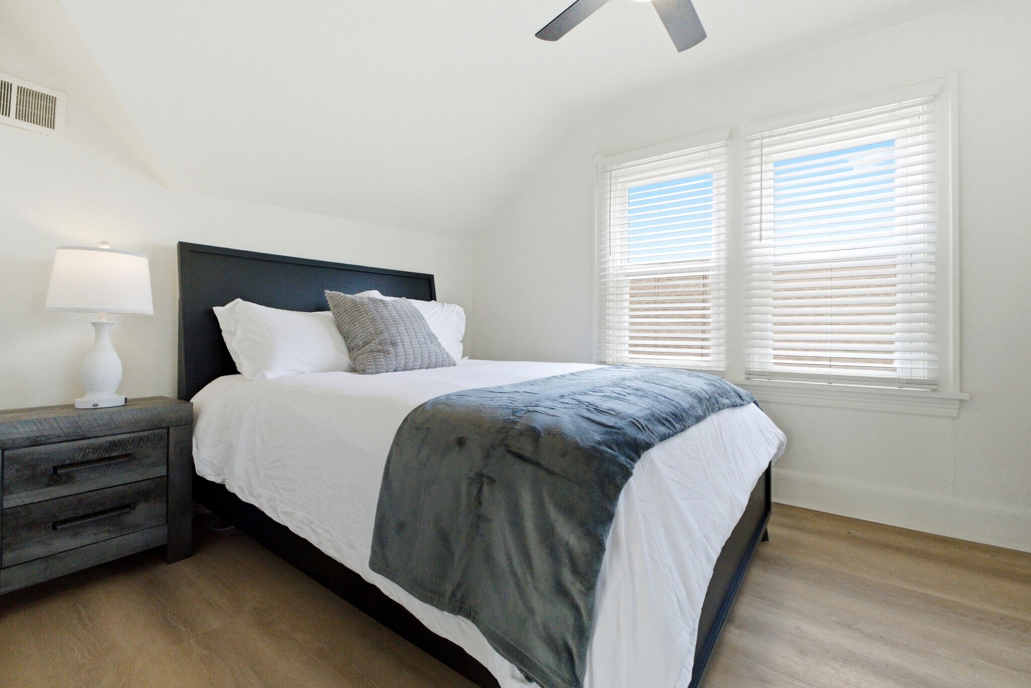 Building Photo - 3326 E Overlook Rd