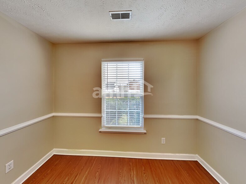 Building Photo - 6005 Mountview Dr