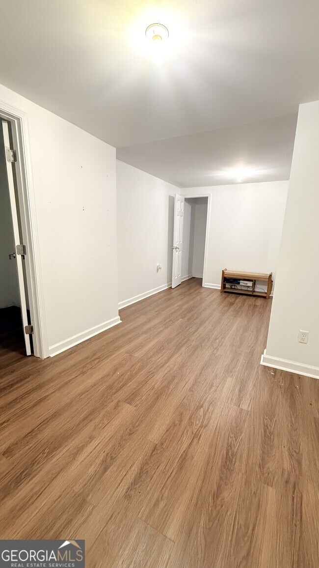 Building Photo - 3395 Woodlake Ln