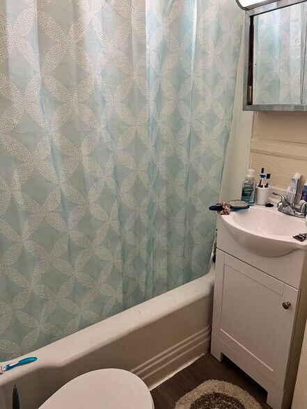 Bathroom - 913 W High St