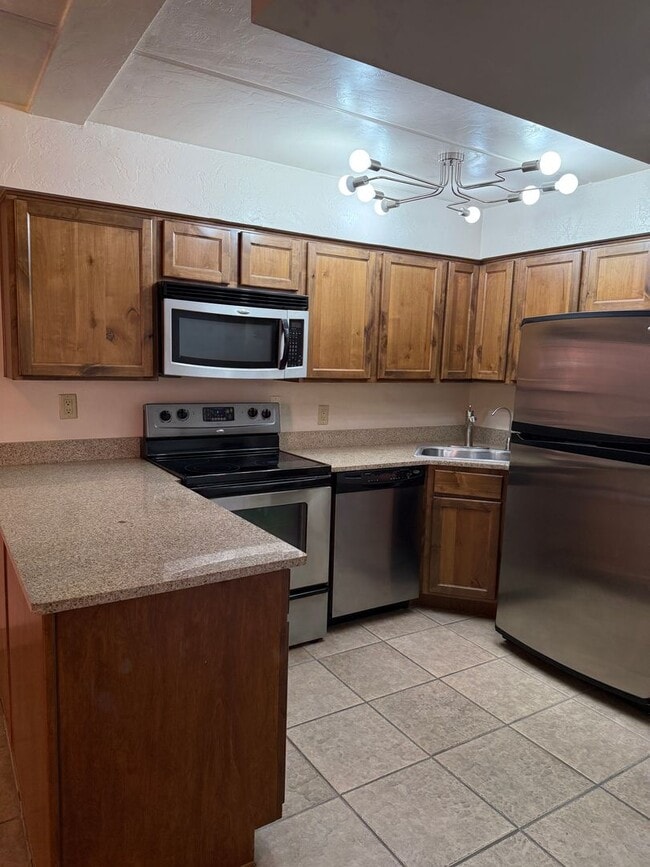 Building Photo - 1bd condo steps away from U of A, gated, A/C, Washer/Dryer