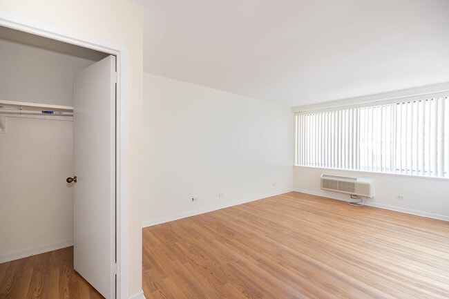 Building Photo - 211 E Ohio St