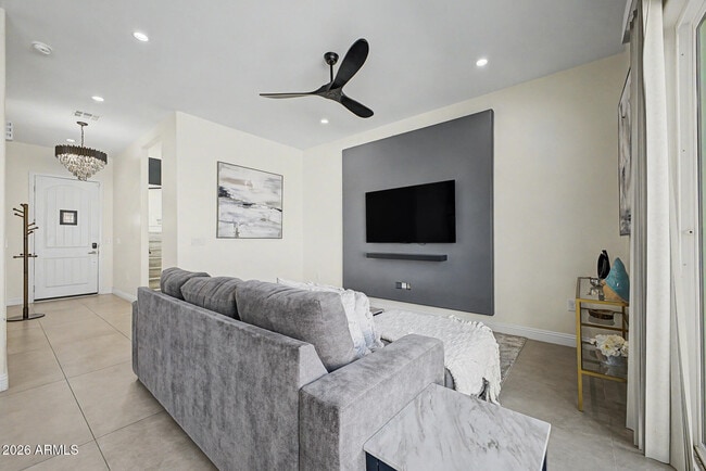 Building Photo - 1344 E Polk St