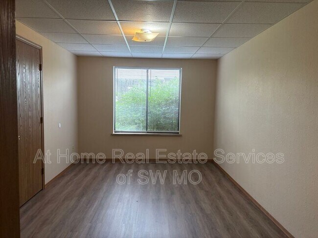 Building Photo - 722 E Bain St