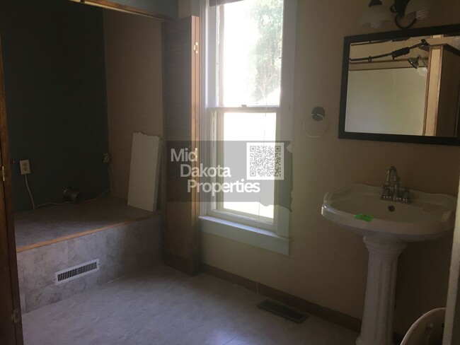 Building Photo - 517 N Duff St
