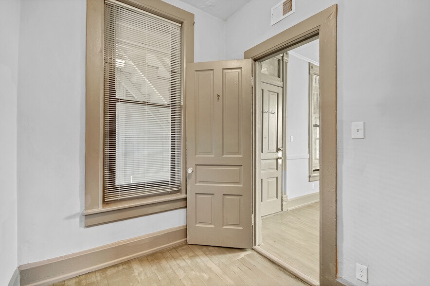 Building Photo - 1659 W 21st St
