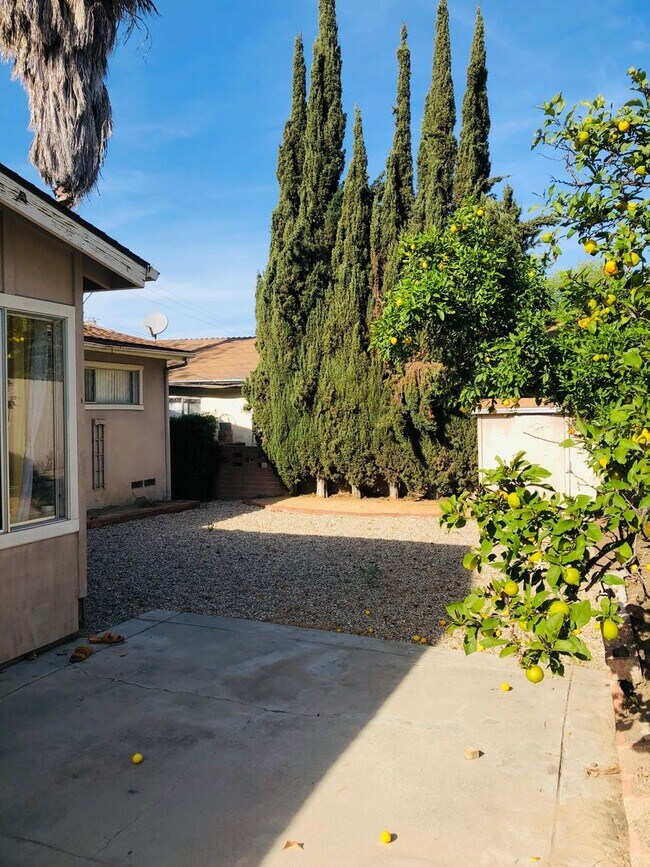 Building Photo - 6 Bedroom 3 Bathroom House  8 ppl MAX