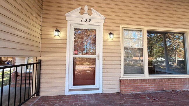 Building Photo - AVAILABLE NOW!