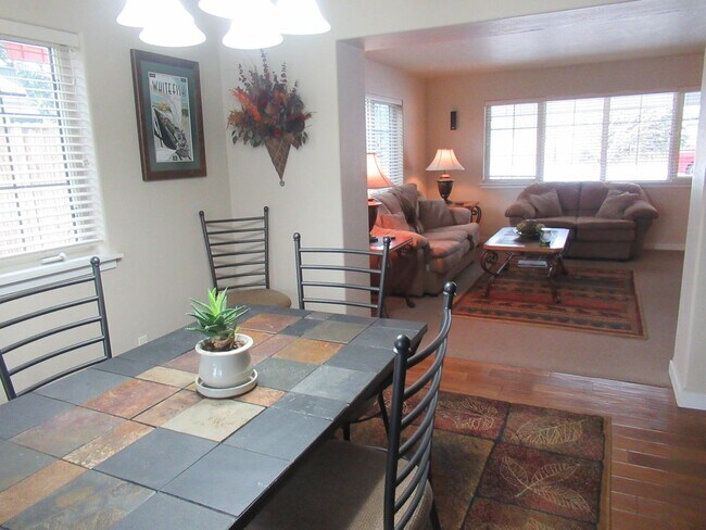 Building Photo - 2 Bed 2.5 Bath Furnished River Lakes Townhouse!