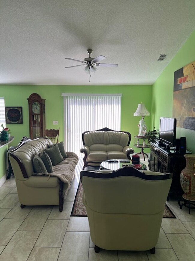 Building Photo - 197 Maple Dr