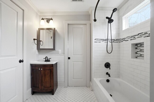 Building Photo - 3 Bedroom Home with a deck in Plaza-Midwood!