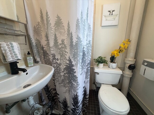 Building Photo - 1 bed, 1 bath for rent in quiet Waterloo neighborhood