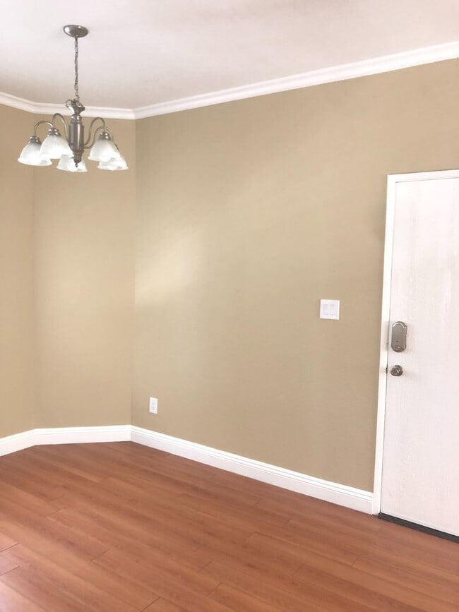 Building Photo - Beautiful 1 Bed/1 Bath Condo Apartment with Patio, Hardwood Flooring, Central AC, Washer and Drye...