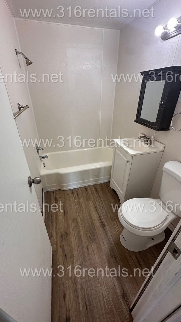 Building Photo - $850 - 2 bedroom/ 1 bathroom - Newly remod...