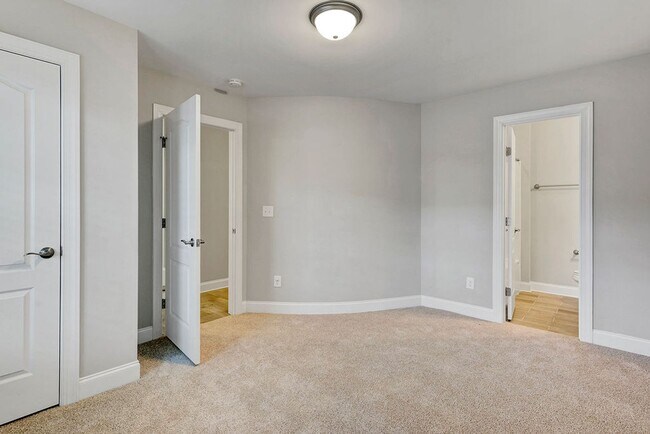 Building Photo - PRICE REDUCED - MOVE IN READY! – Gorgeous 4BR/4BA Townhome in Villages of Apex, 1 mile to DT Apex!