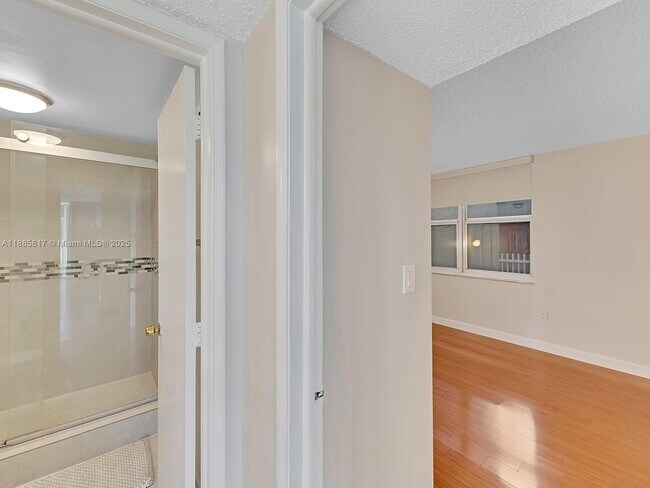 Building Photo - 9451 Evergreen Pl