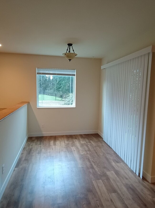 Building Photo - Freshly Painted Duplex in the Heart of Silverdale