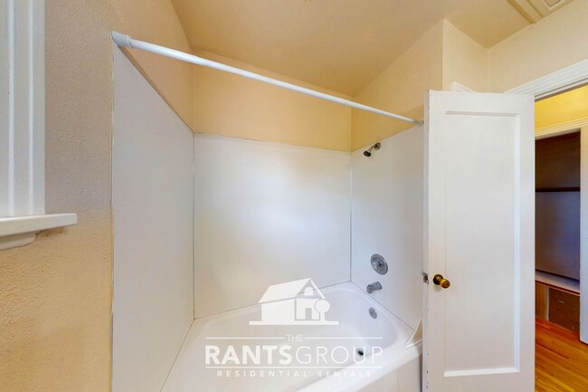 Building Photo - 2-Bedroom Home with Basement on a Spacious...