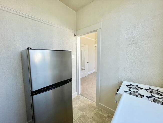 Building Photo - Adorable studio in the Heart of Hayes Vall...