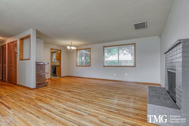 Building Photo - Charming single-family home!