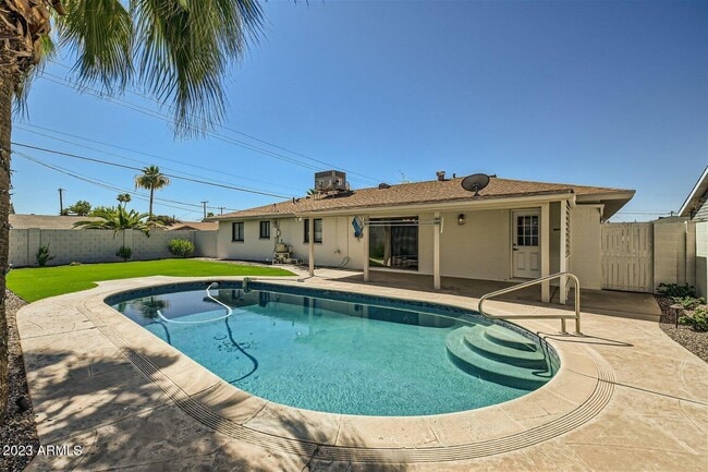 Building Photo - 8356 E Palm Ln