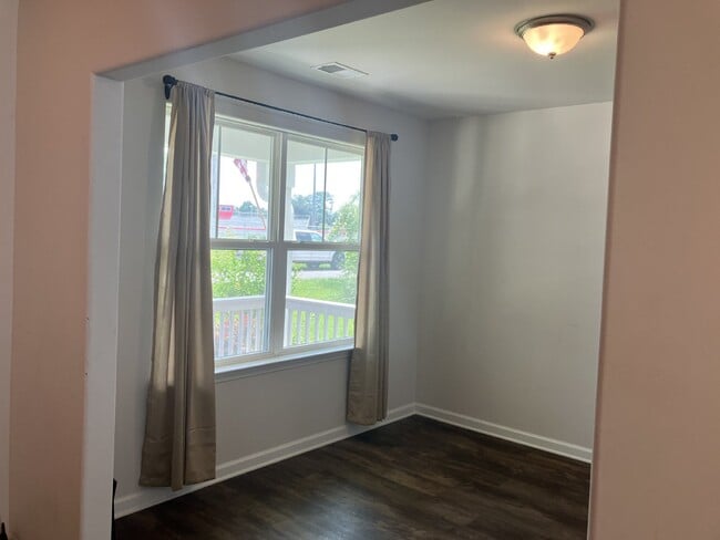 Building Photo - 499 Volunteer Park Road