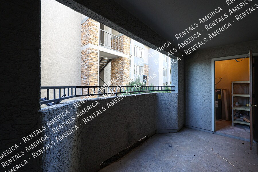 Building Photo - 2025 E Campbell Ave