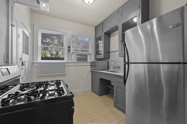 Building Photo - 436 Westmoreland St