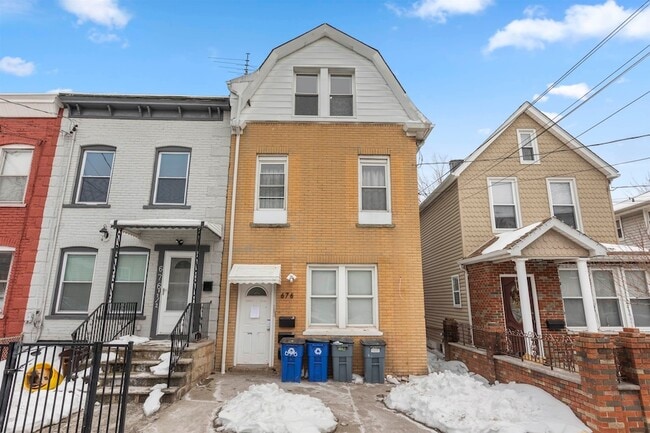 Building Photo - 676 Chestnut St