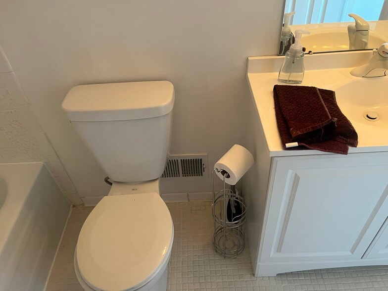 Beroom 2 Ensuite Bathroom - 935 Kirts Blvd