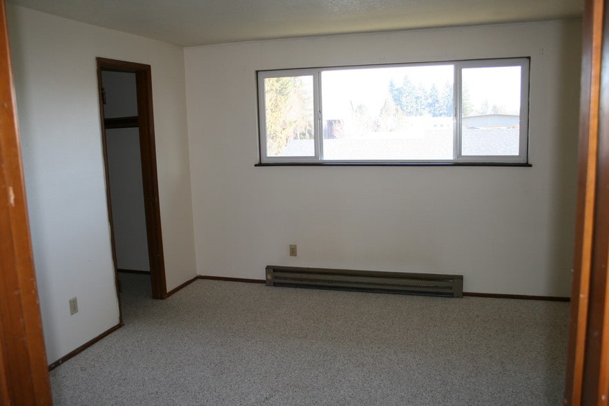 master bedroom and walk in closet - 1045 S Jasper St