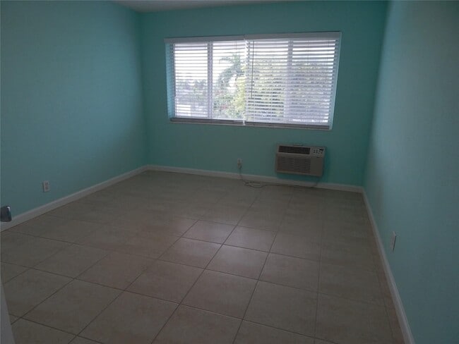 Building Photo - 3220 Bayview Dr