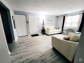 Building Photo - 2 Maple Crest Cir