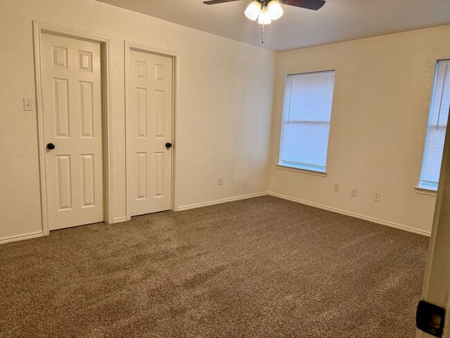 Building Photo - 1215 E Avenue H