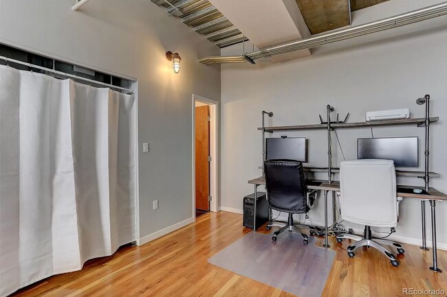 Building Photo - Beautiful and Spacious Loft-Style Condo 1 Bed/1.5 Bath Near Ballpark