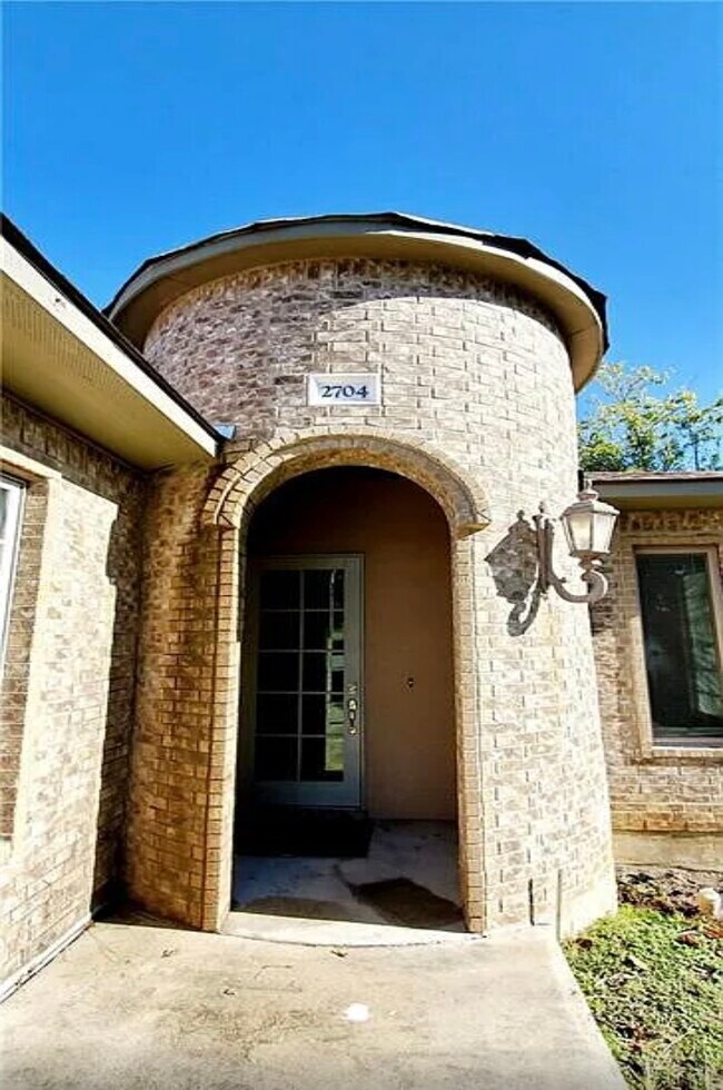 Building Photo - 2704 Heynis N