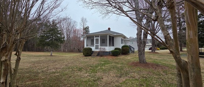 Building Photo - Cute little ranch with screened porch