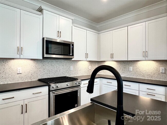Building Photo - 15906 Parkside crossing Dr