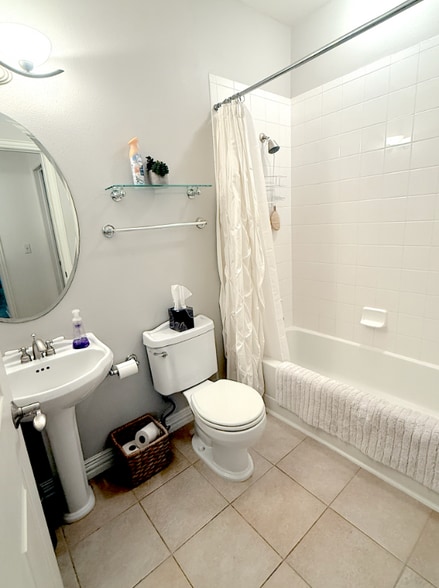 Building Photo - 2700 E Cherry Creek S Dr