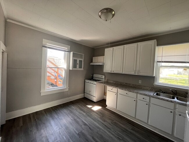 Building Photo - 3 Bedroom 1 Bath House in Davenport!