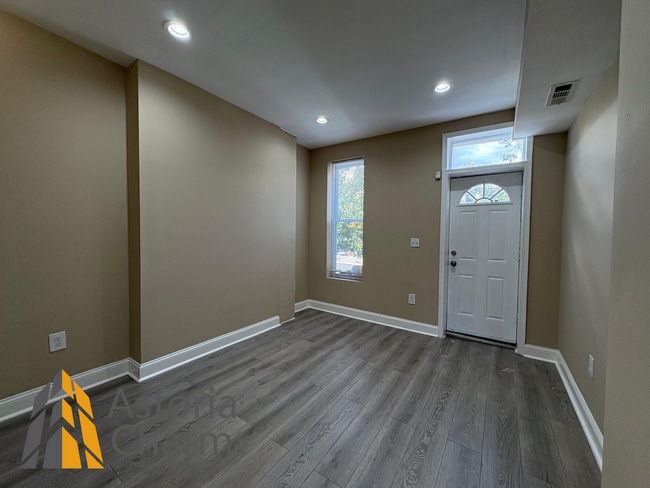 Building Photo - Move In by September 30th: Get 1 Month FRE...