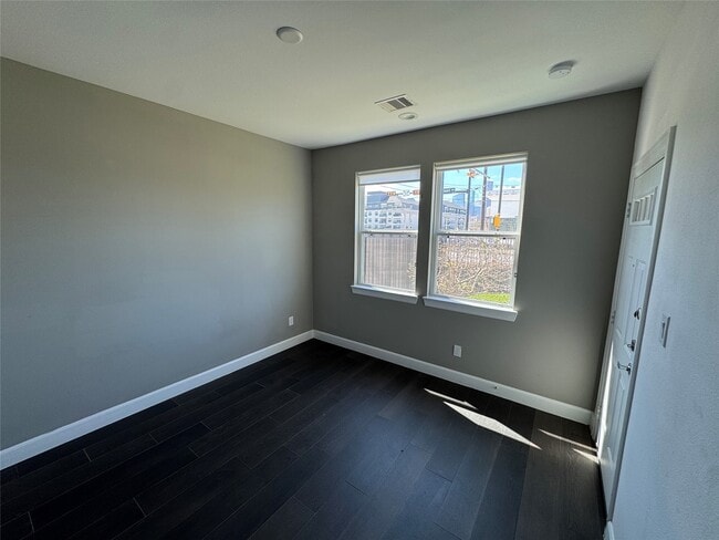 Building Photo - 304 Jensen Dr