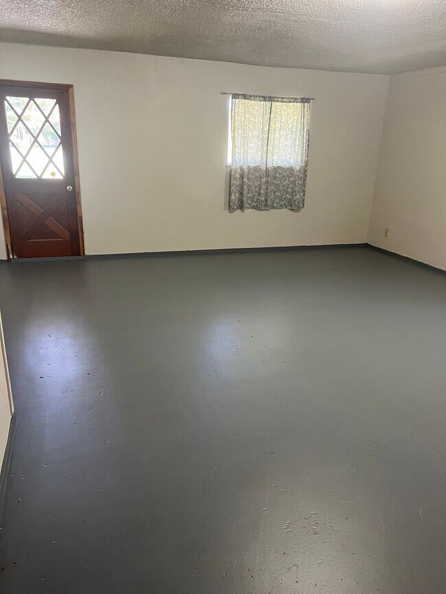 Building Photo - 3BED 1.5BATH - BONUS ROOM, LARGE YARD, WASHER/DRYER HOOKUP, DRIVEWAY PARKING