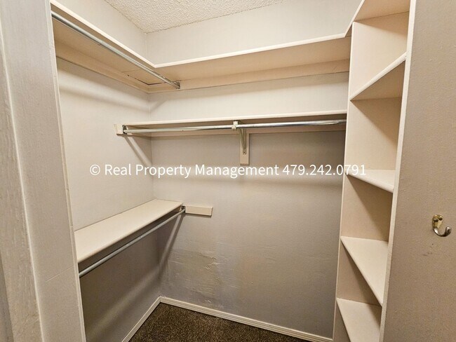 Building Photo - 3 Bedroom Close to Mercy Hospital - Availa...