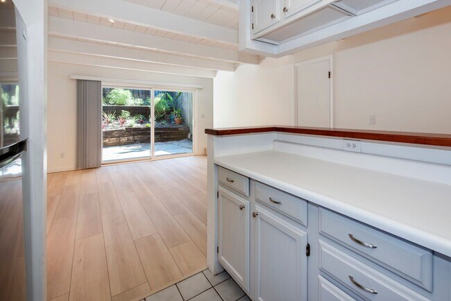 Building Photo - 2 BED/1.5 BATH ON THE MESA!!!