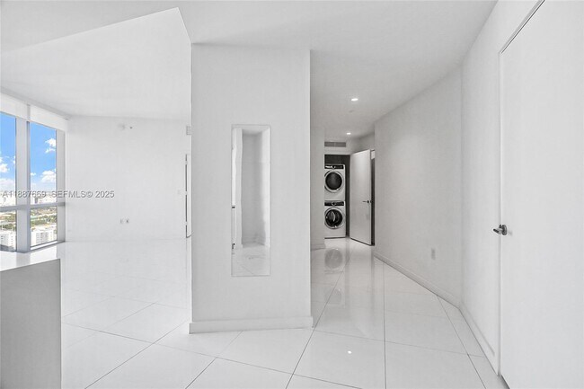 Building Photo - 851 NE 1st Ave