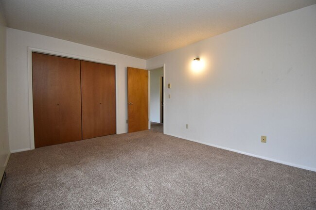 Building Photo - 2 Bedroom 1 Bath Centrally Located! Close ...